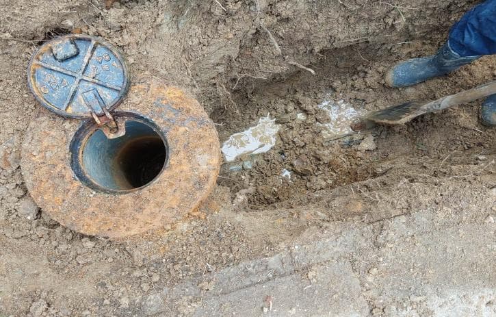 水素工法の機器を設置する作業