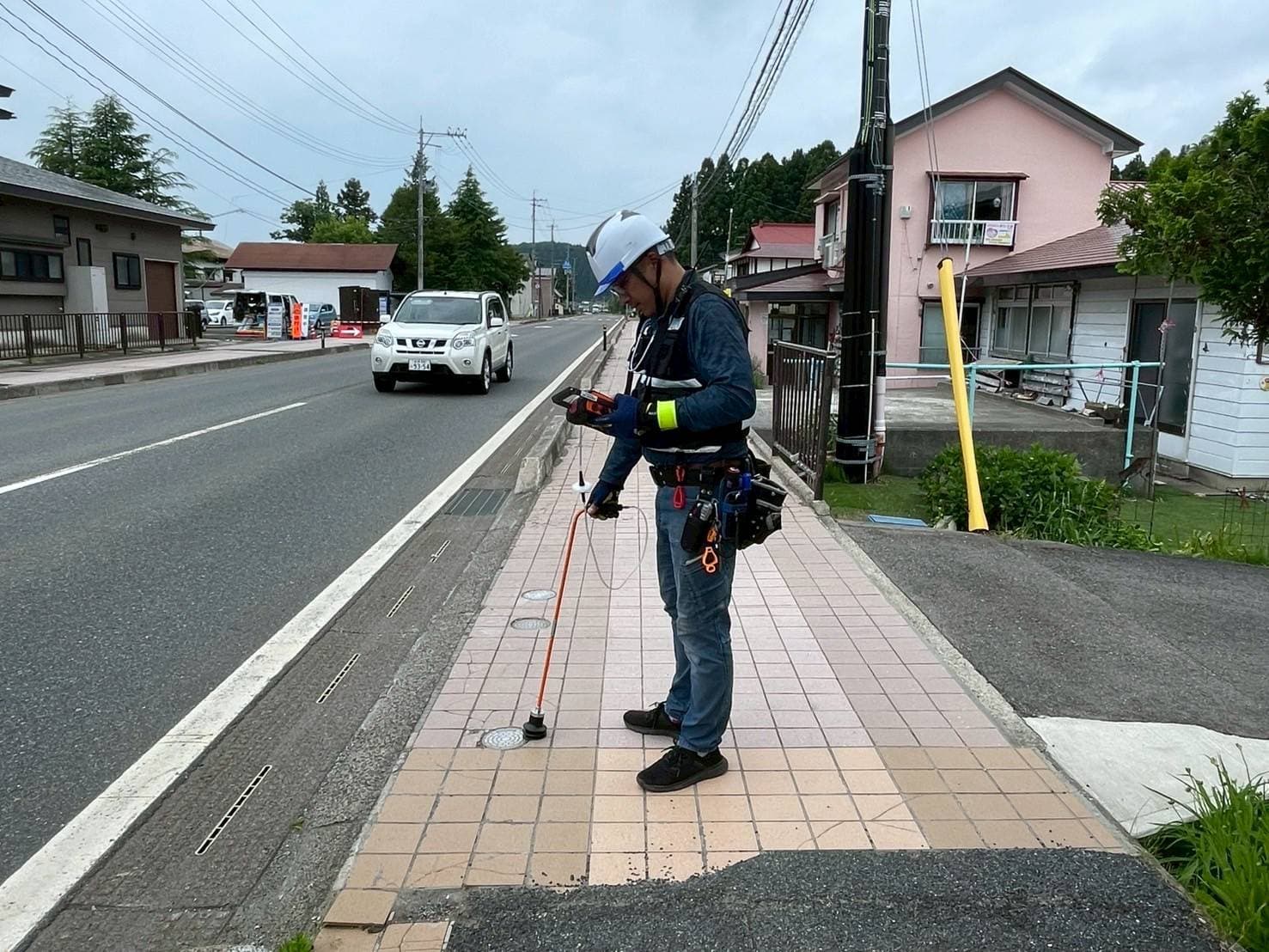 国道の消融雪配管の漏水調査の様子