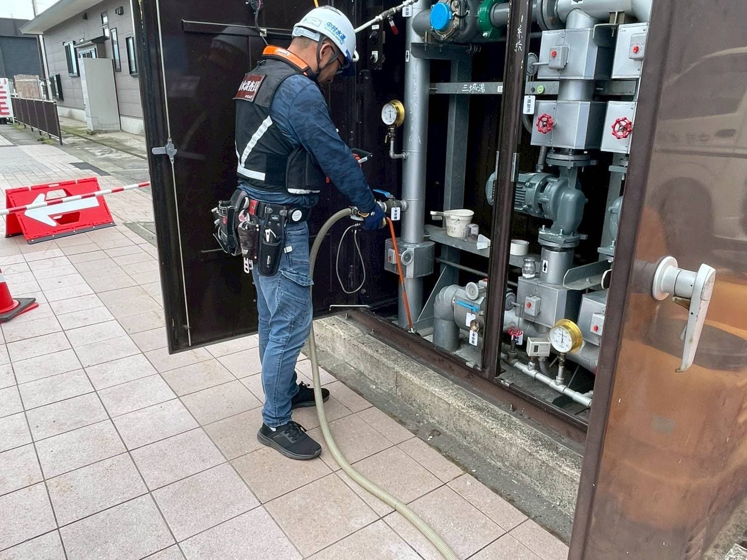 路面で漏水箇所を探る作業