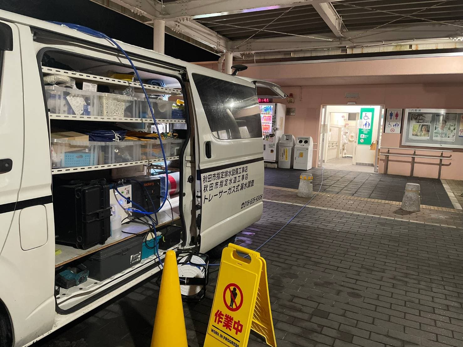 機材を積んだ作業車での現地調査の様子