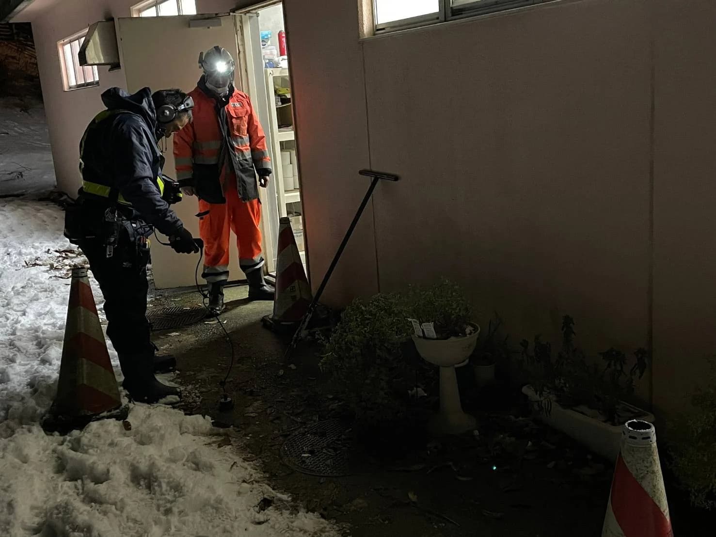 積雪時に技術者2名で行う漏水調査の様子