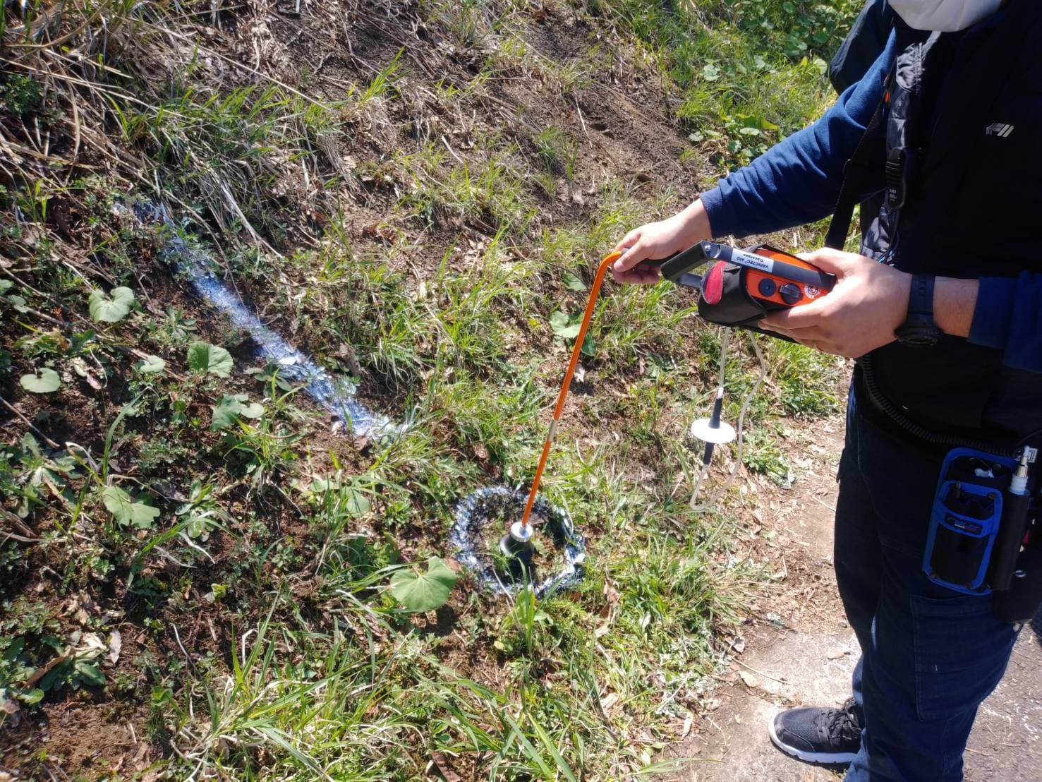射撃場での漏水調査作業の様子